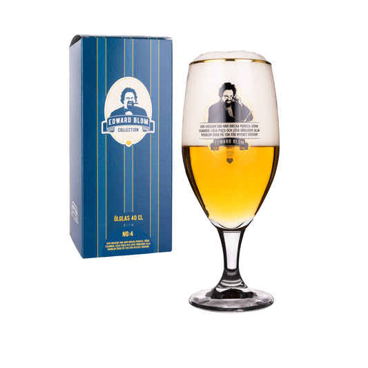 Ölglas, Med citat, Edward Blom, Framsida, Vit bakgrund, Present kartong, SOM UNGDOM SKA MAN DRICKA PUNSCH RÖKA CIGGARER, LÄSA POESI OCH LÖSA VÄRLDENS ALLA PROBLEM ÖVER PÅ TOK FÖR MYCKET RÖDVIN!
