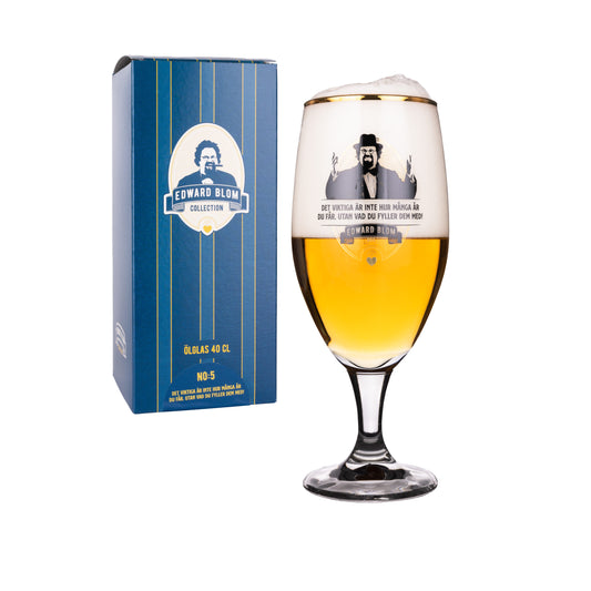 Ölglas, Med citat, Edward Blom, Framsida, Vit bakgrund, Med dryck i, Present kartong, DET VIKTIGA ÄR INTE HUR MÅNGA ÅR DU FÅR, UTAN VAD DU FYLLER DOM MED!