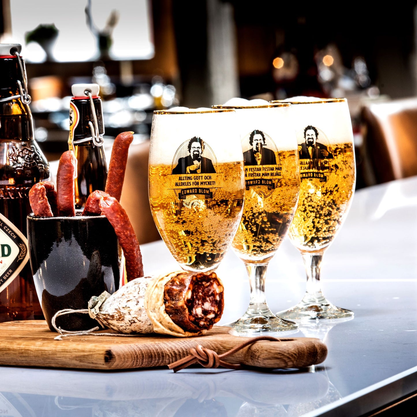 Ölglas, Med citat, Edward Blom, Framsida, Med omgivning, JAG GILLAR FETT, SPRIT OCH REJÄLA PORTIONER.