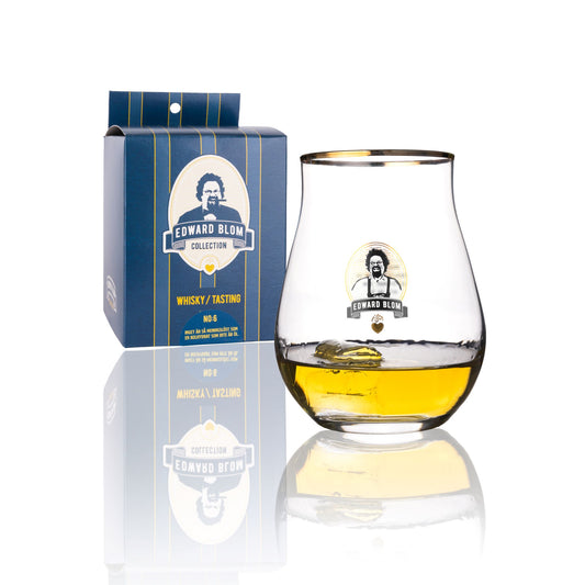 WHISKY / TASTING GLAS, Med citat, Edward Blom, Framsida, Vit bakgrund, Med dryck i, Present kartong, INGET ÄR SÅ MENINGSLÖST SOM EN KOLHYDRAT SOM INTE ÄR ÖL.