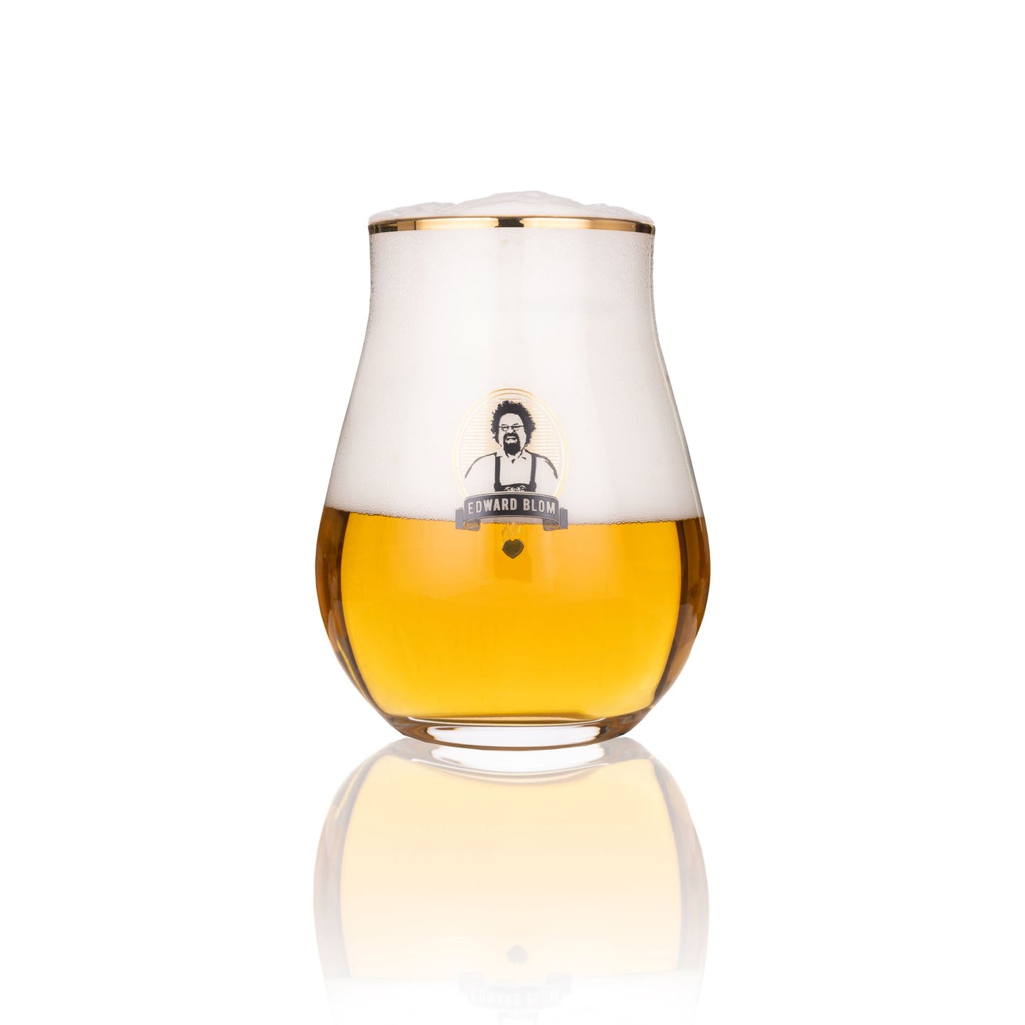 WHISKY / TASTING GLAS, Med citat, Edward Blom, Framsida, Vit bakgrund, Med dryck i, Mycket skum i glaset, INGET ÄR SÅ MENINGSLÖST SOM EN KOLHYDRAT SOM INTE ÄR ÖL.